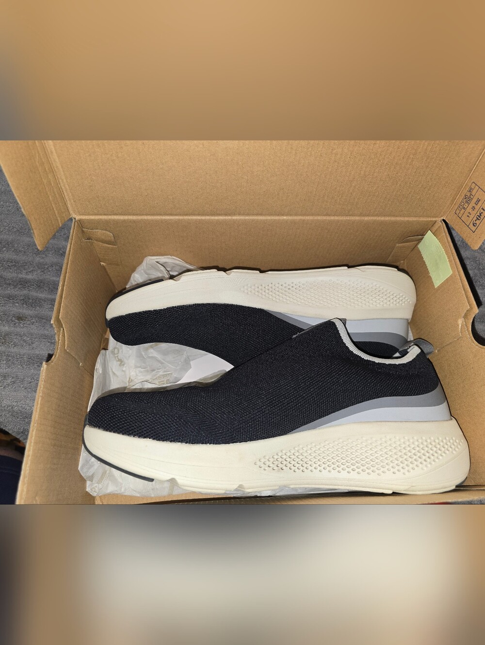 Skechers Men's GO Run Elevate Upraise 2.0 slip-on shoes in black. Mens Size 11
